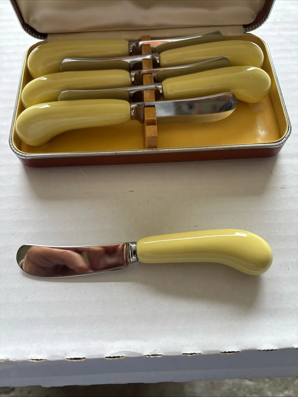 Clement Butter or Desert Knives Yellow Spreaders — 6-Piece Butter/Desert Set